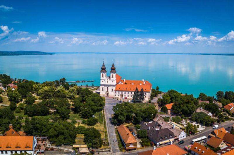 Tihany Resort in Hungary always attracts tourists by its poetic and poetic natural beauty
